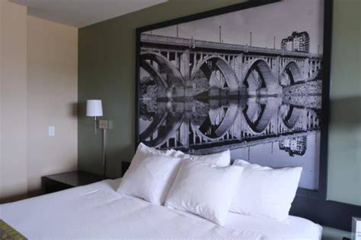 How many rooms does Super 8 have?